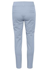 Lichtblauwe broek van een gladde stof met een taps toelopende pasvorm, voorzien van twee achterzakken en een eenvoudig ontwerp van de tailleband.