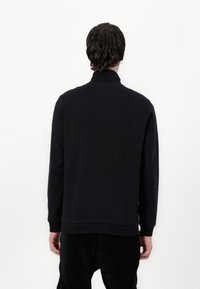 Schwarzer Sweatshirt mit hohem Kragen, langen Ärmeln und gerippten Bündchen. Glatte Stofftextur, schlichtes Design, keine sichtbaren Logos oder Muster.