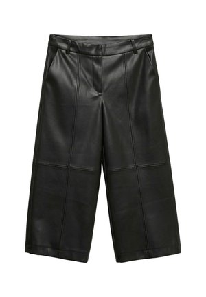Pantalon large en similicuir noir avec coutures à l'avant et aux genoux, passants de ceinture, longueur raccourcie et poches latérales.