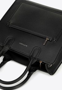 Schwarze, strukturiertes Lederhandtasche mit doppelten Obergriffen, einer Vorderreißverschlusstasche und silbernen Reißverschluss-Ziehstücken, auf einem weißen Hintergrund dargestellt.