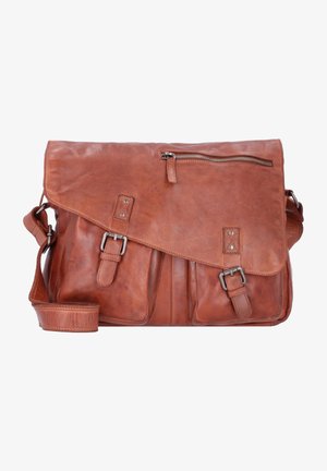 Braune Leder-Umhängetasche mit Klappverschluss, Reißverschlusstasche, verstellbarem Tragegurt und zwei Fronttaschen. Strukturierte Oberfläche mit metallischen Beschlägen.