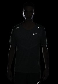 Nike Performance RISE - Camiseta deportiva - vintage green htr reflective silv