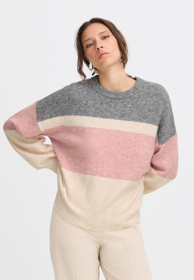 Maglione lavorato a maglia con una vestibilità rilassata, caratterizzato da strisce orizzontali grigie, rosa e beige. Texture morbida e scollatura rotonda. Maniche lunghe.