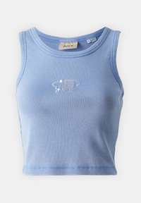 Světle modrý žebrovaný crop top s kulatým výstřihem a vyšitým textem. Má přiléhavý střih a bezramennou konstrukci.