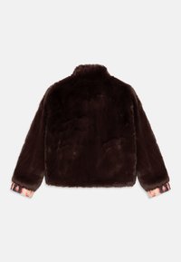 Chaqueta corta de pelo sintético marrón con un collar alto. Presenta puños estampados en rojo, crema y negro. Textura suave, corte relajado.