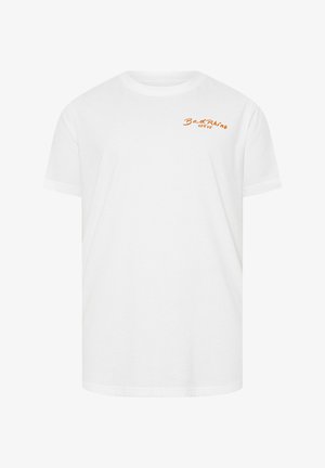 Weißes kurzärmeliges T-Shirt mit kleinem orangem Schriftzug „Bad Rhino est '15“ auf der oberen linken Brust.