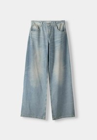 Ljust blå vida denimjeans med framfickor och bältesslingor, liggande plant på en vit bakgrund.