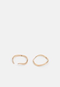 Anelli in tono oro con un design minimalista e bordi lisci e arrotondati. Un anello ha una forma aperta, mentre l'altro è leggermente squadrato.