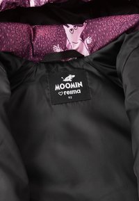 Schwarze Jackeninnenseite mit einem rosa Mumin-Muster. Reima-Label sichtbar, mit Logo und Größe 92 gekennzeichnet. Insgesamt glatte Textur.
