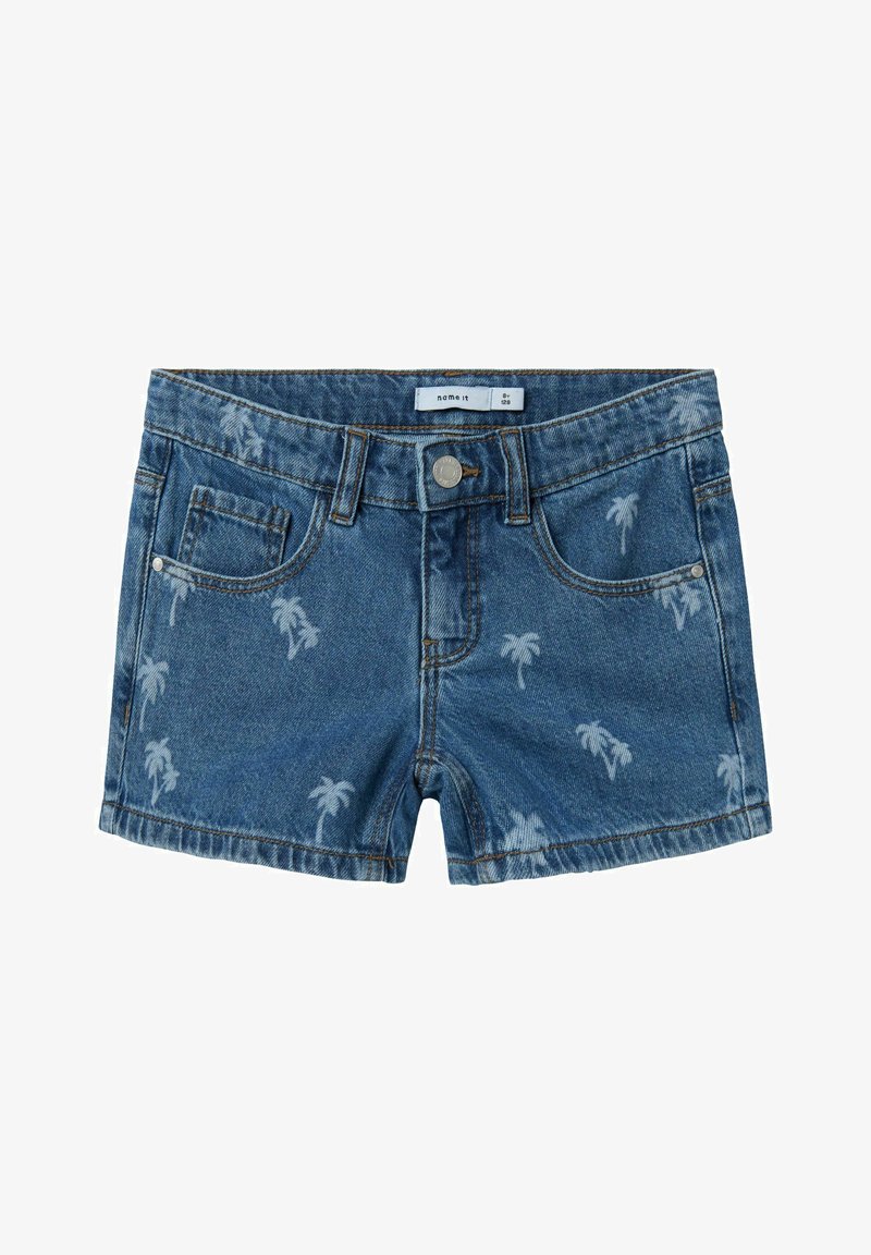 Shorts de mezclilla en azul medio con patrón de palmeras, bolsillos delanteros, diseño de 5 bolsillos y cierre de botón metálico.