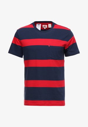 T-shirt a maniche corte con scollo rotondo, a larghe strisce orizzontali rosse e blu navy e una piccola tasca sul lato sinistro del petto.
