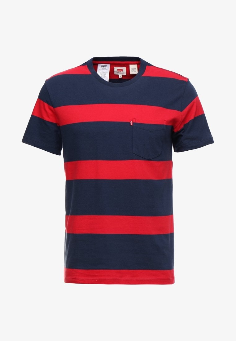 T-shirt à manches courtes avec col rond, rayé horizontalement en rouge et marine, avec une petite poche poitrine sur le côté gauche.