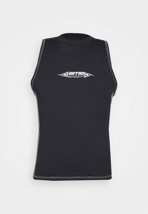 Zwarte mouwloze rash guard gemaakt van rekbaar materiaal. Heeft een ronde halslijn en een witte vlamgrafiek met de tekst "SURTRAM" aan de voorkant.