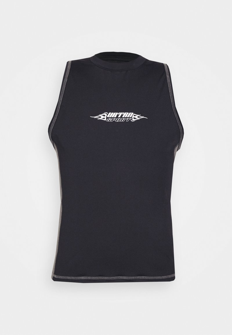 Débardeur de protection sans manches, noir, fabriqué en matériau extensible. Il présente un col rond et un motif de flammes blanches avec le texte "SURTRAM" sur le devant.