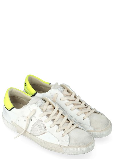 Sneakers bianchi in pelle con dettagli in suede beige, punta tonda, lacci beige e dettaglio sul tallone in giallo neon. Suola in gomma texturizzata.