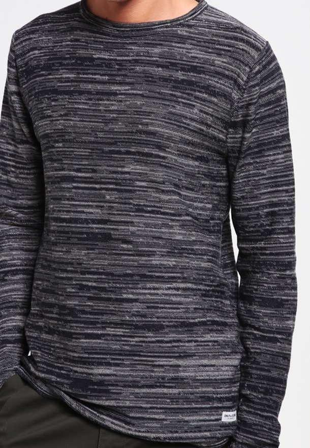 T-shirt à manches longues gris avec un motif rayé texturé. Comprend un col rond et une petite étiquette de marque discrète à l'ourlet.