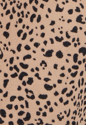 Tessuto beige con una texture morbida, caratterizzato da un motivo a macchie di leopardo nero sparse, comprendente macchie di dimensioni e forme varie.