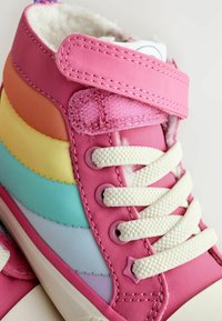 Rosa High-Top-Sneaker mit mehrfarbigen Streifen (orange, gelb, blau) verfügen über weiße Schnürsenkel und eine weiche Fütterung. Klettverschlussriemen für einen sicheren Halt.