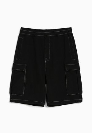Shorts cargo noirs en tissu doux avec des coutures blanches, comprenant deux grandes poches latérales et une coupe décontractée.