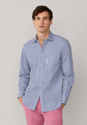Camisa de manga larga a rayas azules y blancas con botones y un bolsillo en el pecho izquierdo, de algodón, ajuste slim, con cuello puntiagudo.