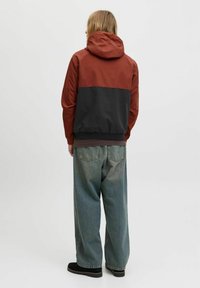 Jack & Jones JJERUSH HOOD - Träningsjacka - burnt henna