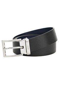 Cintura in pelle nera con texture e fibbia in metallo argentato. La cintura è liscia all'interno e presenta un design classico con linee pulite.