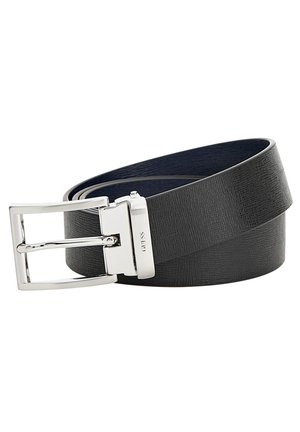 Cintura in pelle nera con texture e fibbia in metallo argentato. La cintura è liscia all'interno e presenta un design classico con linee pulite.