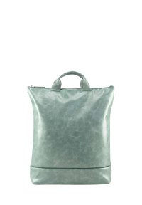 Zaino in pelle verde con texture liscia, forma rettangolare, due manici per il trasporto e chiusura con zip nella parte superiore.