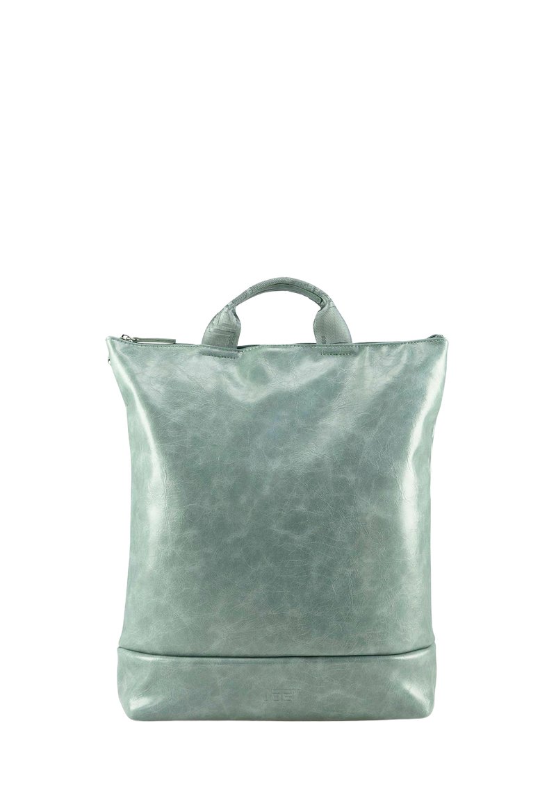 Zaino in pelle verde con texture liscia, forma rettangolare, due manici per il trasporto e chiusura con zip nella parte superiore.
