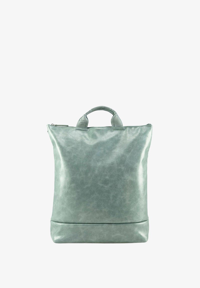 Zaino in pelle verde con texture liscia, forma rettangolare, due manici per il trasporto e chiusura con zip nella parte superiore.