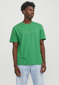 Jack & Jones ESTAR SS NOOS - Camiseta estampada - green bee