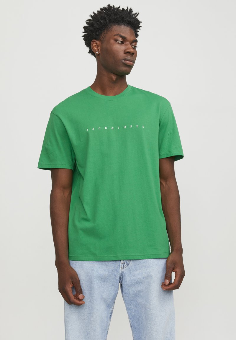 Jack & Jones ESTAR SS NOOS - Camiseta estampada - green bee