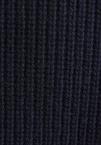 Granatowy dzianinowy materiał o rypsowej strukturze, z pionowymi liniami i miękkim, puszystym wyglądem.