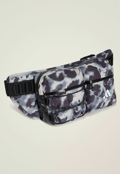 Nerka w szaro-czarny abstrakcyjny wzór, wyposażona w wiele przegródek zapinanych na zamek oraz regulowany pasek zapewniający pewne noszenie.