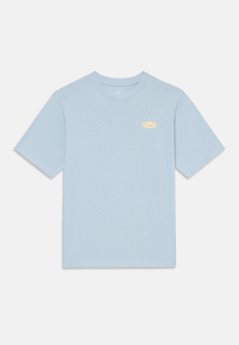 Camiseta de algodón azul claro de manga corta, con cuello redondo y un pequeño logo amarillo en la parte izquierda del pecho. Textura suave.