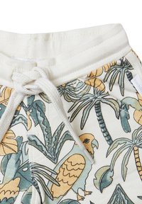 Baumwollkurzshorts mit einem tropischen Druck, der gelbe und tealfarbene Papageien, Palmenblätter und einen cremefarbenen Grund zeigt. Sie verfügen über einen Kordelzug an der Taille.