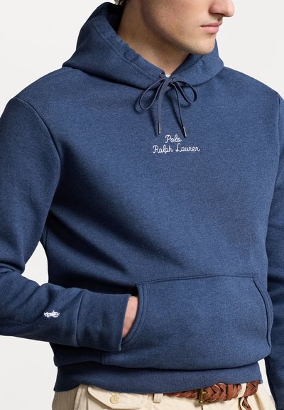 Mornarsko modra kapuca v mehkem materialu, z sprednjim žepom, z vrvico za nastavljanje kapuce in belim vezenim napisom "Polo Ralph Lauren."