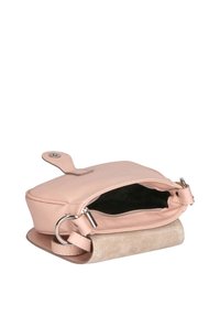 Borsa in pelle rosa con chiusura a zip, base in suede morbido, accessori in argento e manico piatto. L'interno è foderato in tessuto nero.