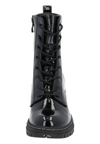 Botines de charol negro hasta el tobillo con un diseño de cordones alto, punta redonda y suela de goma texturizada. Presentan costuras tonales y una pestaña de tiro.