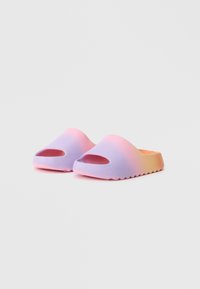 Slip-on batai su gradientine rožinės ir violetinės spalvų derme. Pagaminti iš lygaus paviršiaus medžiagos, su atidengtu pirštu ir tekstūruota padu sukibimui.