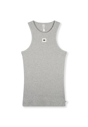 Débardeur sans manches en gris clair côtelé avec une petite patch rectangulaire représentant un signe égal sur la poitrine.