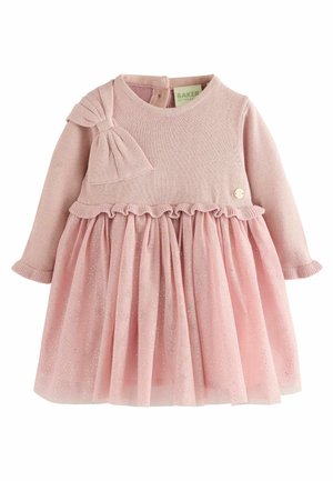 Vestido de punto rosa con mangas largas, cintura fruncida, falda de tul transparente con brillos plateados y detalle de lazo de tela en el hombro.