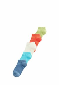 Fünf Paar Knöchelsocken in Blau, Grün, Orange, Weiß und Hellblau. Glatte Textur, einfaches Design und elastische Bündchen.