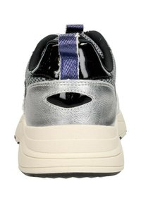 Sportschoen met een zwarte mesh bovenkant, metallic zilveren hak en een reflecterende paarse trekband. De zool is beige met gestructureerde details.