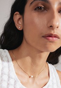Pilgrim ALAYAH NECKLACE & STUD EARRINGS SET - Naušnice - gold-coloured