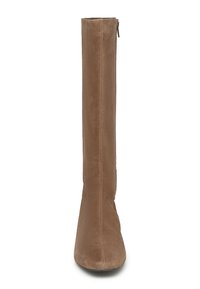 Bota marrón de ante hasta la rodilla con punta afilada y cremallera lateral. Textura suave, forma ajustada y detalles mínimos de costuras.