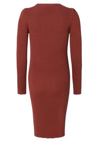 Rippstrick, burgunderfarbenes Strickkleid mit langen Ärmeln, taillierter Silhouette und gewellten Saumdetails. Klassischer Rundhalsausschnitt, glatte Textur.
