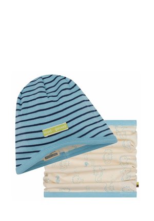 Babymütze in Blau und Marine gestreift mit dem Aufdruck "laut + stolz" sowie einem hellcremefarbenen Halsschutz mit blauem Seepferdmuster und blauer Einfassung.