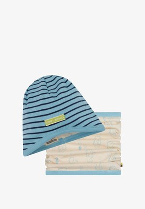 Cappello per bambino a righe blu e blu navy con etichetta "loud + proud" e scaldacollo crema chiaro con motivo cavalluccio marino blu e bordo blu.