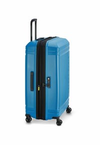 Maleta rígida azul brillante con surcos verticales, cremallera negra, doble rueda, asa retráctil y candado de combinación para mayor seguridad.